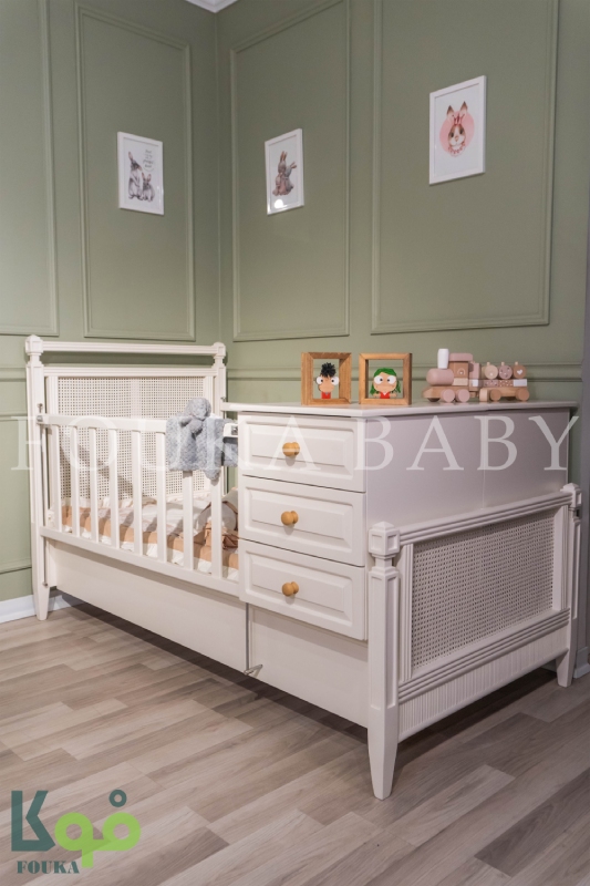 نمای نزدیک تخت دو منظوره آیریس (قابل تبدیل) با میز تعویض و سه کشو