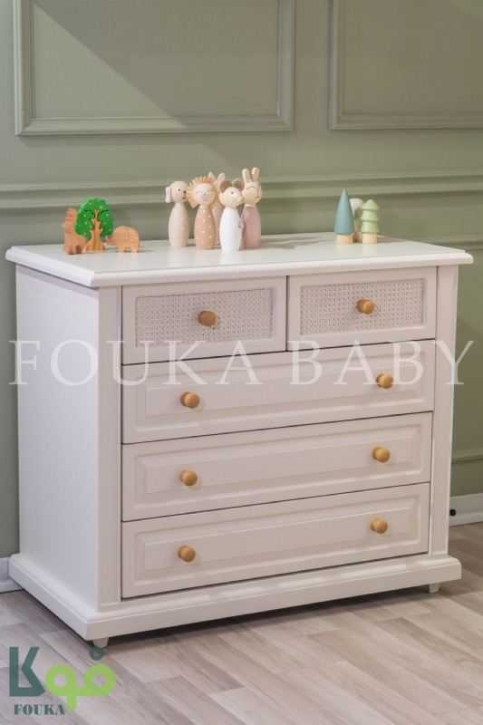 نمای نزدیک از دراور سرویس آیریس با کشوهای دارای بافت حصیری و دستگیرههای چوبی