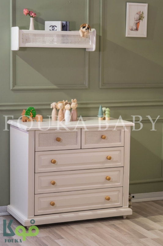 دراور و قفسه دیواری حصیری سرویس آیریس در کنار دیوار سبز