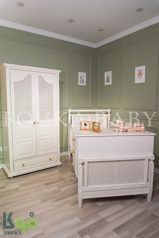 نمای کلی اتاق نوزاد با تخت دو منظوره و کمد دو درب آیریس (تمام اجزای اصلی)