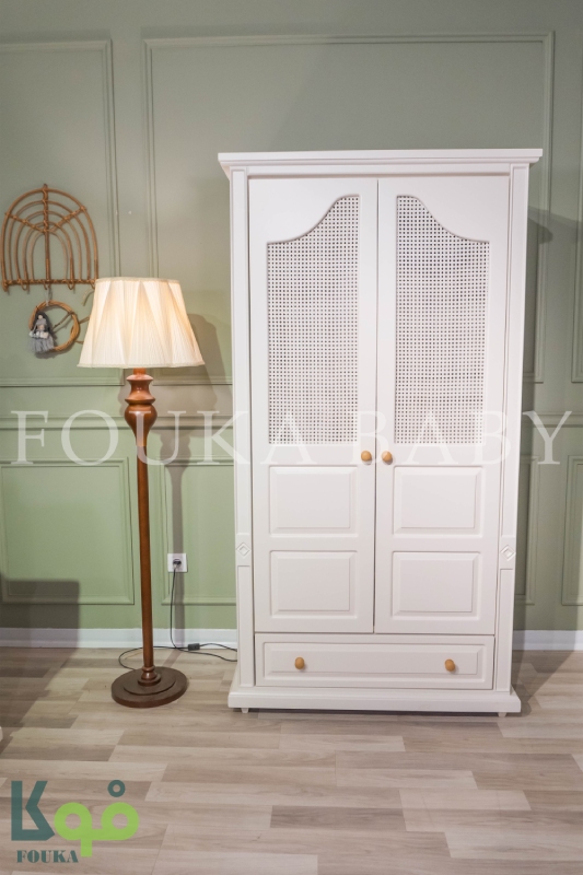 کمد دو درب آیریس با پنلهای حصیری در قسمت بالایی و یک کشو در پایین