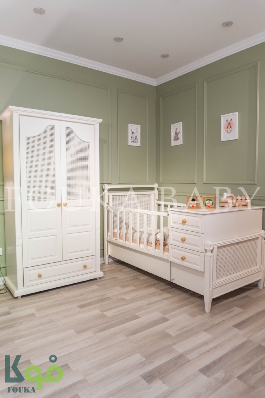 نمای کمد و تخت دو منظوره سرویس آیریس در گوشه اتاق نوزاد