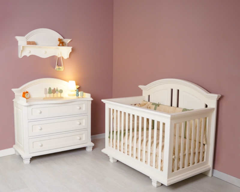 نمای کامل سرویس خواب نوزادی روژان شامل تخت، کمد دو درب، ویترین و دراور به رنگ سفید کلاسیک