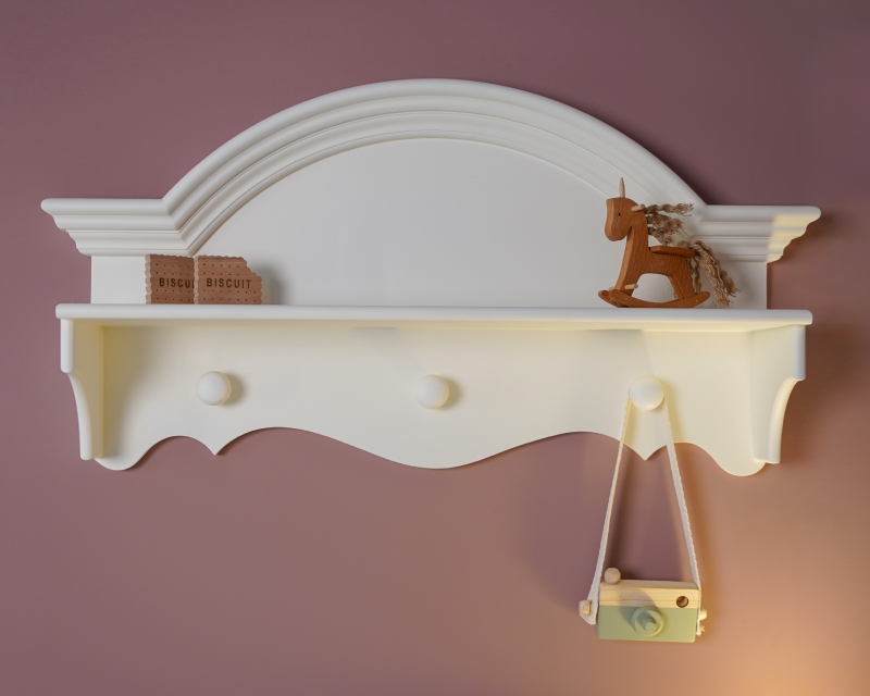 قفسه دیواری تکی سرویس خواب روژان با طراحی کلاسیک و سه آویز، تزئین شده با اسباببازی چوبی