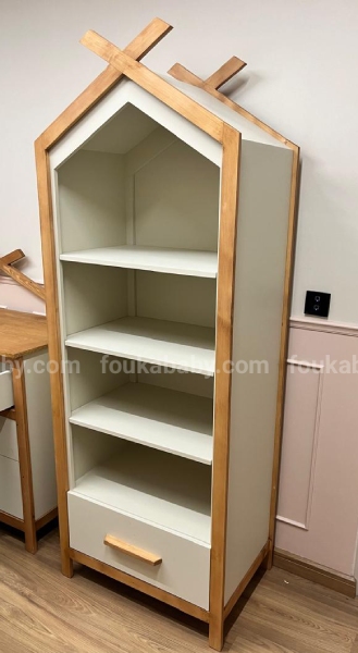 کتابخانه ایستاده طرح کلبه با بدنه سفید، حاشیه چوبی و یک عدد کشو در پایین