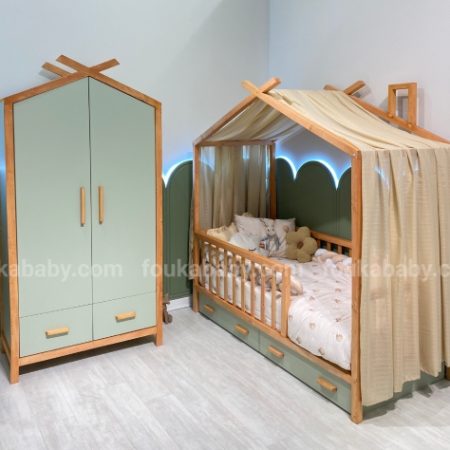 نمای نزدیک از کمد و تخت خواب ست مدل کلبه‌ای در دکوراسیون اتاق کودک با نورپردازی مخفی