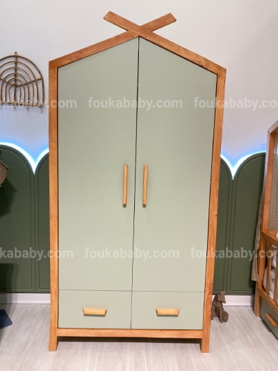 کمد لباس کودک دو درب مدل کلبه به رنگ سبز زیتونی با دستگیرههای چوبی و دو کشو