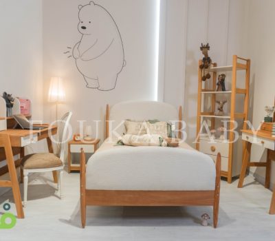 سرویس خواب نوجوان مدل بالی با تخت پارچه‌ای کرم و چوب طبیعی، شامل میز تحریر، قفسه کتاب و میز آرایش با آینه گرد.