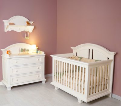 نمای کامل سرویس خواب نوزادی روژان شامل تخت، کمد دو درب، ویترین و دراور به رنگ سفید کلاسیک