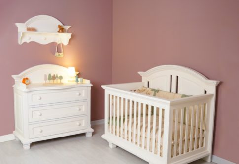 نمای کامل سرویس خواب نوزادی روژان شامل تخت، کمد دو درب، ویترین و دراور به رنگ سفید کلاسیک